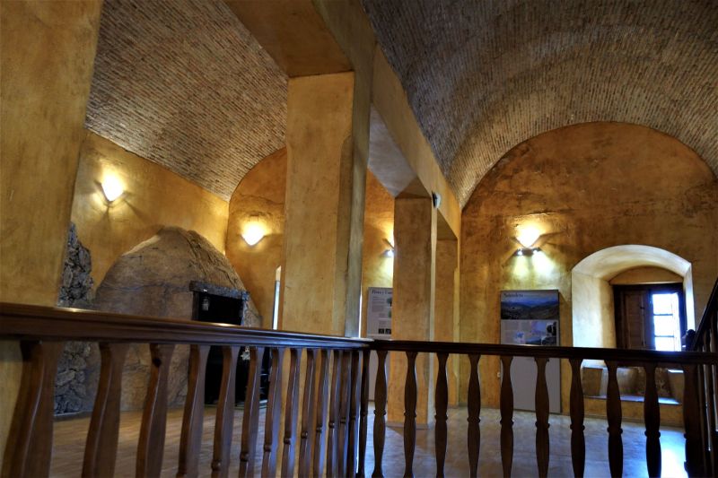 Archivo:Castillo de los Ulloa, Vélez de Benaudalla, obra del Reino de Granada III, s XV-XVI. Bóvedas reconstruidas fabricadas con ladrillo macizo..jpg