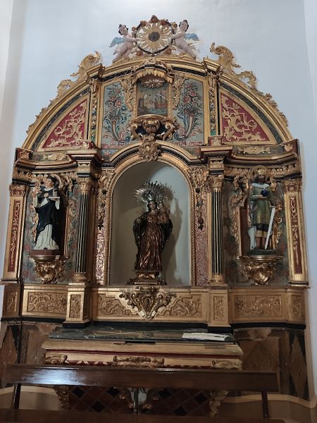 Archivo:Iglesia-fortaleza de Vera, dedicada a la Encarnación, Almería, Región Histórica de Granada. Retablo de la Virgen del Rosario, Escuela Granadina de Escultura..jpg