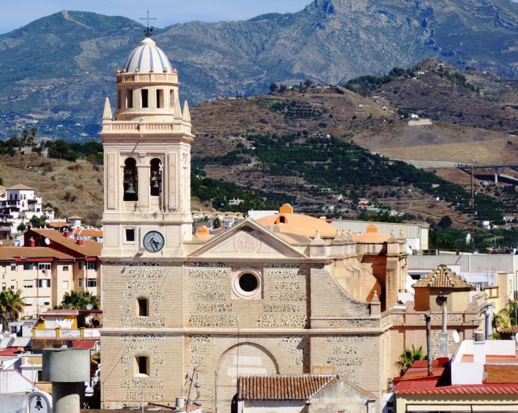 Archivo:Iglesia-fortaleza de la Encarnación, Almuñécar, Granada, Reino de Granada III o Cristiano. Estilo Protobarroco, es decir, antecedente del Barroco muy sobrio. Servía de Refugio en los ataques piratas..jpg