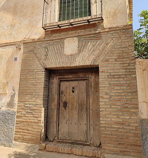 Archivo:Melegís, Granada, Región de Granada Histórica, España. Portada de ladrillo de una casa señorial con escudo en el dintel adovelado. .jpg