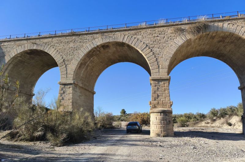 Archivo:Puente de los Tres Ojos, cerca de Armuña del Almanzora, Almería, España. Obra del periodo de la Región de Granada (1933-década de 1980).jpg