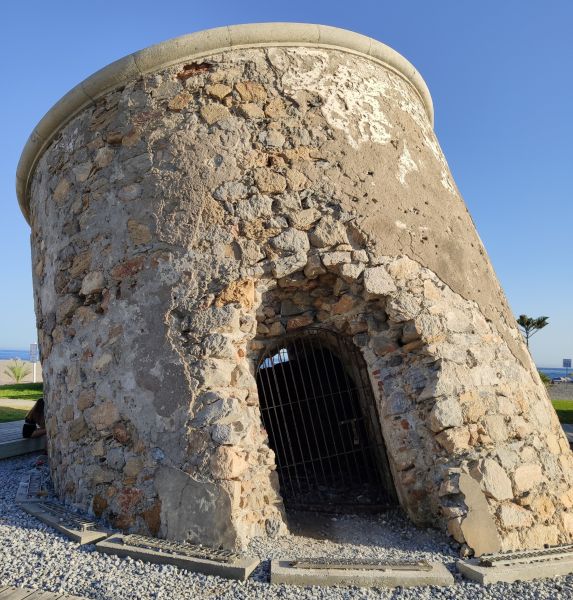 Archivo:Torre del Farillo de Calahonda, Costa de la provincia de Granada. Construida durante el Reino de Granada III o Cristiano. Semienterrada en un 50%..jpg