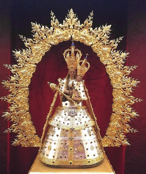 Archivo:Ntra. Sra. de la Antigua Coronada. Almuñécar, Granada, Región de Granada, España. Estilo Gótico vestida con un hermoso traje de metal y piedras preciosas. Regalada por los Reyes Católicos en la Reconquista.jpg