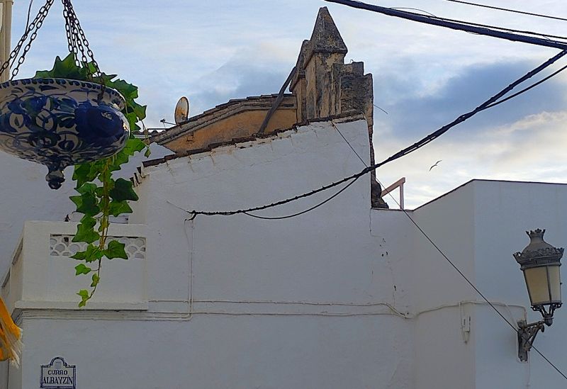 Archivo:Restos de las murallas de las que estuvo completamente rodeada durante los Reinos de Granada I, II y III..jpg