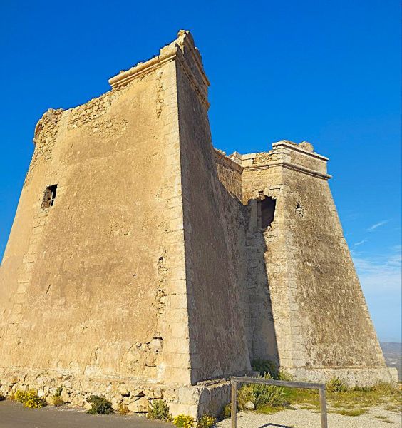 Archivo:Batería de Mesa Roldán, obra defensiva costera del Reino de Granada III o cristiano, s. XVIII, las provincias aún no se habían creado. Hoy se encuentra en Carboneras, provincia de Almería..jpg
