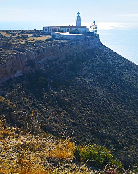 Archivo:Faro de Mesa Roldán, inaugurado en 1863, Periodo de la Región de Granada, para eliminar la zona oscura entre los faros del cabo de Gata y el cabo de Palos..jpg