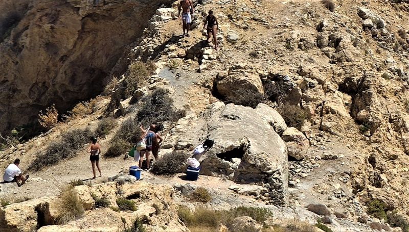 Archivo:Castillo de la Rijana, costa de Gualchos, Alpujarra, Granada, Región Histórica de Granada. Vista del segundo aljibe situado a unos 50 metros de la fortificación..jpg