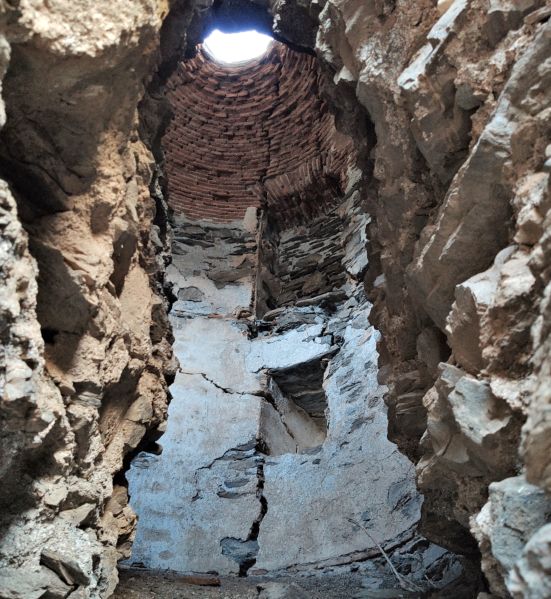 Archivo:Atalaya de Puntalón o de Punta Negra. Construida durante Reino de Granada III o Cristiano. Vista de las dos plantas interiores sin el suelo que las separaba..jpg