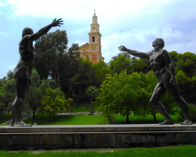 Archivo:El conjunto del castillo y el santuario visto desde sus jardines y el Parque de los Pueblos de América. .jpg