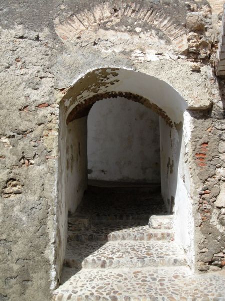 Archivo:Puerta que atraviesa el espesor de la muralla de Salobreña. Obra del Reino de Granada. Sobre la bóveda existe una ampliación de la pequeña plaza de la iglesia..jpg