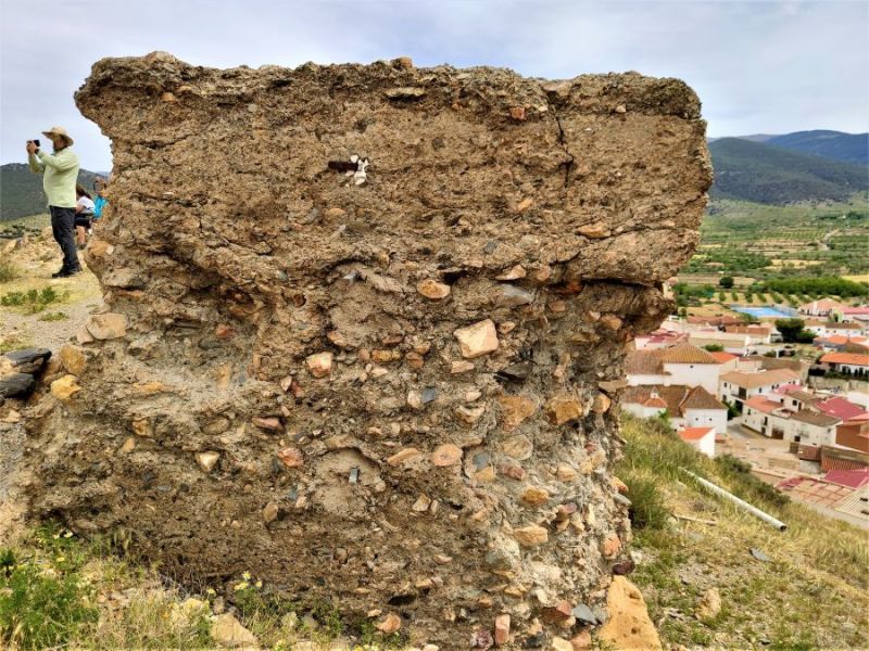 Archivo:Uno de los restos del castillo de Dólar, provincia de Granada, Región Histórica de Granada, España..jpg
