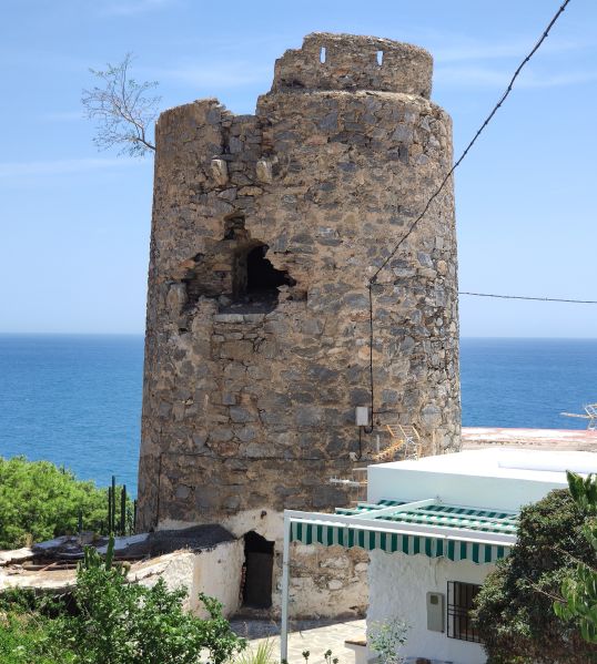 Archivo:Atalaya de Cambriles antes de su restauración, Castell de Ferro, Granada, Reino de Granada III o Cristiano. El hueco que vemos delante es su deteriorada puerta, encima dos matacanes..jpg
