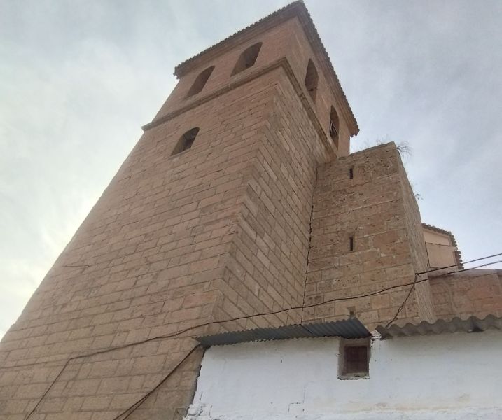 Archivo:Benamaurel, Granada, Región de Granada, España. La poderosa torre del templo parroquial..jpg