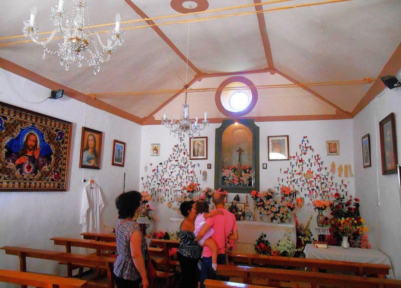 Archivo:Ferreira, interior de la ermita de la Virgen de la Cabeza. A los lados del altar del fondo hay numerosos exvotos colocados en agradecimiento por los favores recibidos de la Virgen..jpg
