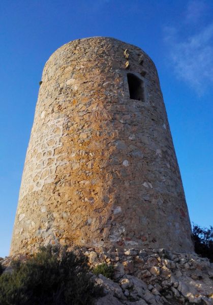Archivo:Torre-atalaya de Cerro Gordo, La Herradura, Almuñécar, Región Histórica de Granada, España. En ella vemos la puerta-ventana de acceso, el matacán sin terminar de restaurar ni el buzón matafuegos reconstruido..jpg