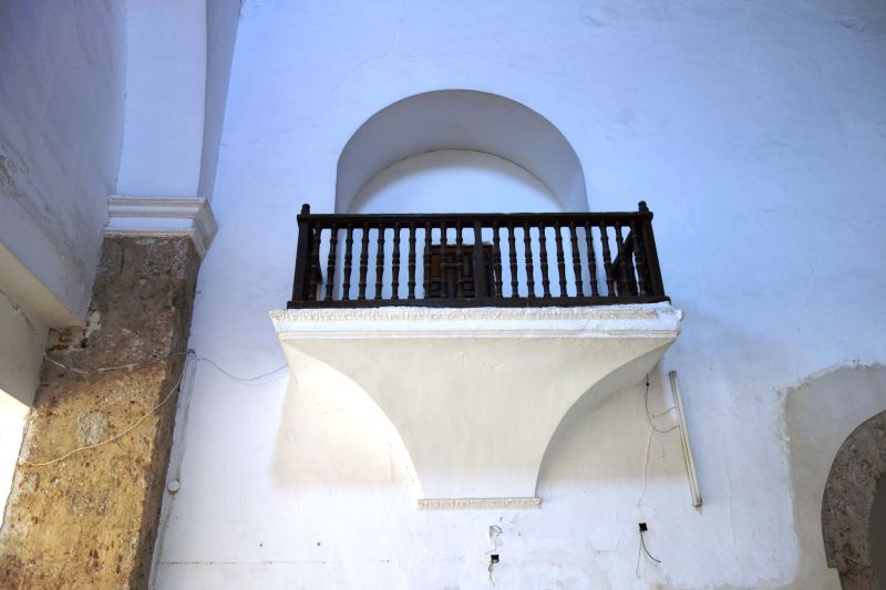 Archivo:Almócita, Alpujarra, Almería, Región de Granada o Andalucía Oriental. Iglesia parroquial, obra del Reino de Granada III o Cristiano. Ángulo de la capilla mayor junto a la pilastra del arco toral..jpg