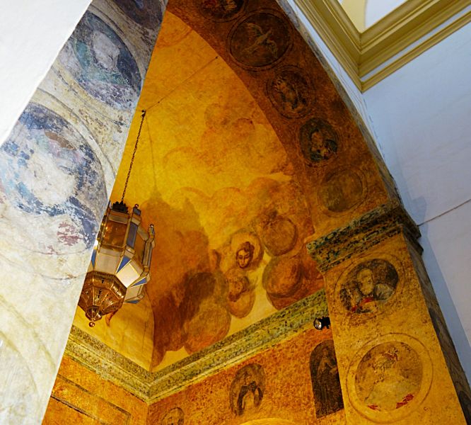 Archivo:Iglesia-fortaleza de la Encarnación, Almuñécar, Granada, Región Histórica de Granada, España. Una de las capillas laterales decorada con pinturas murales..jpg