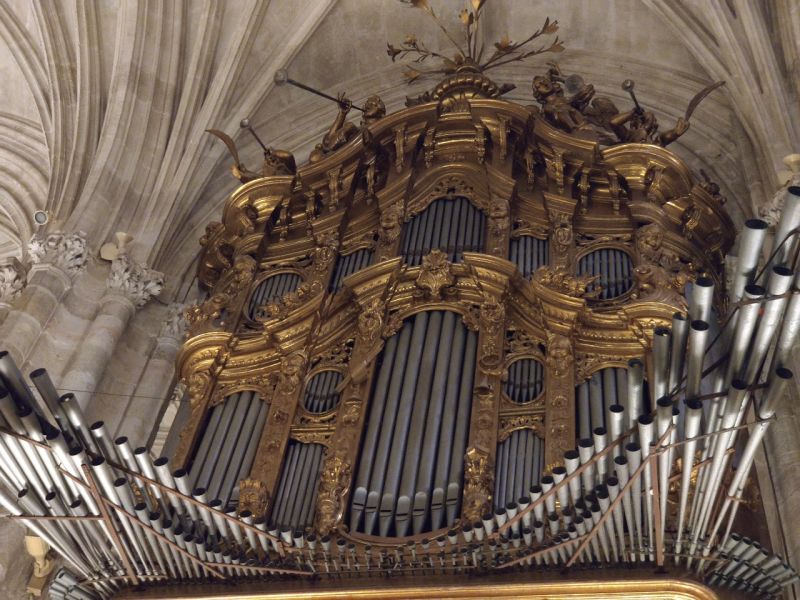 Archivo:Órgano de la catedral de Almería, con tubos horizontales, como los órganos españoles, para conferirle una sonoridad especial..jpg