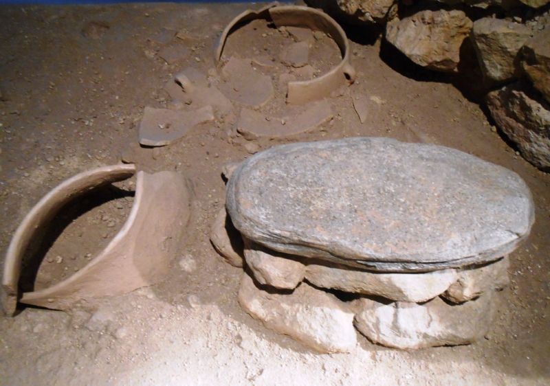 Archivo:Cultura de Los Millares, vasijas de almacenamiento y un molino manual asentado sobre piedras menores..jpg