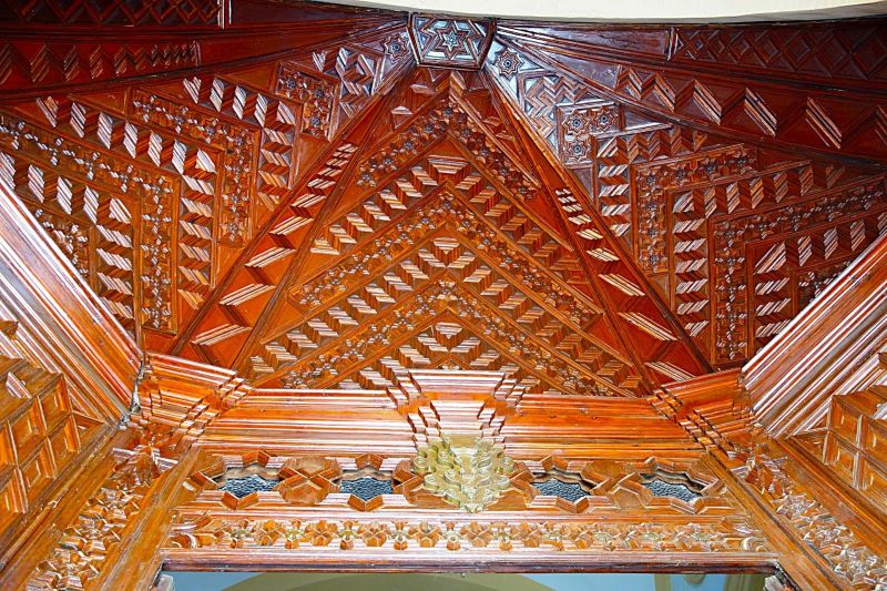 Archivo:Iglesia-fortaleza de la Encarnación, Almuñécar, Granada, Región Histórica de Granada, España. Cancel de la iglesia, decorado con marquetería que integra la cultura nazarí o granadina, la judía y la cristiana..jpg