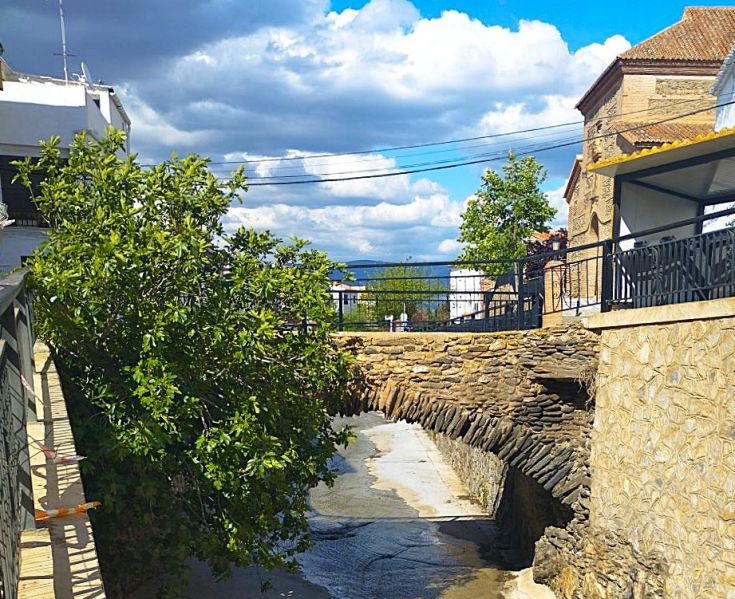 Archivo:Antiguo puente sobre el río Izfalada, o Isfalada, o Huéneja, a su paso por el centro de la localidad, Granada, Región Histórica de Granada..jpg