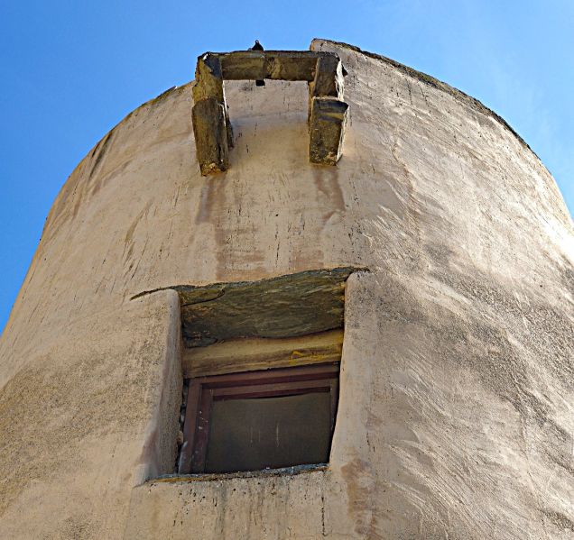 Archivo:Atalaya de Torrenueva, Granada, Región Histórica de Granada, España. La puerta de la atalaya y el matacán que la protegía restaurados recientemente..jpg