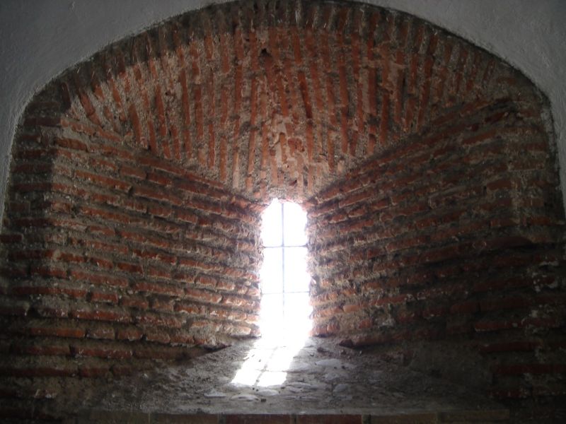 Archivo:Tronera atraviesa el espesor de la muralla de Salobreña. Obra del Reino de Granada. Sobre la bóveda existe una ampliación de la pequeña plaza de la iglesia..jpg