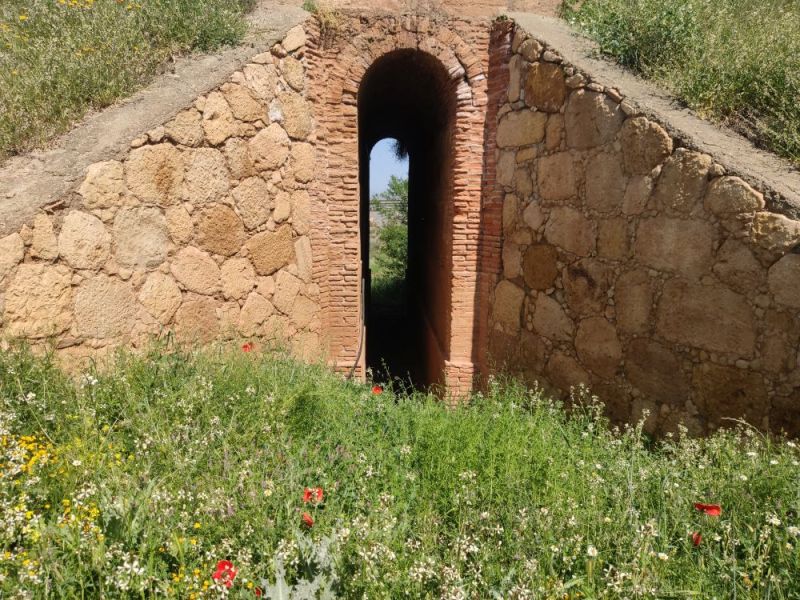 Archivo:Vía Férrea Guadix-Baza-Almanzora-Lorca, lamentablemente eliminada en 1984. Muros y puente que soportan la plataforma. Periodo de la Región de Granada. Hernán Valle, Guadix, Región de Granada, España..jpg