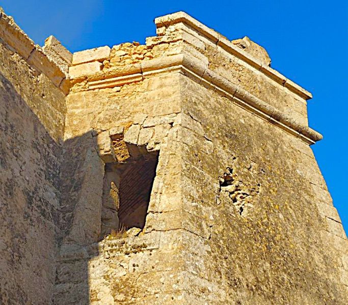Archivo:Batería de Mesa Roldán, obra defensiva costera del Reino de Granada III o cristiano, s. XVIII, las provincias aún no se habían creado. La puerta..jpg