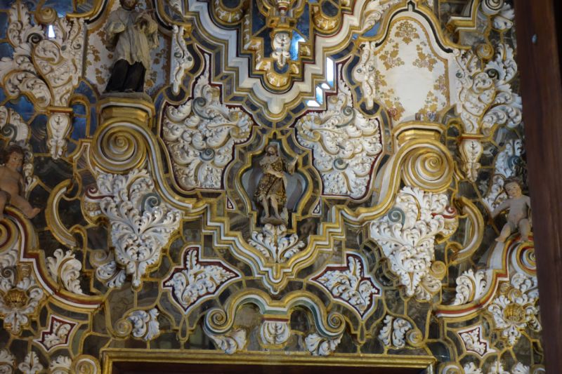 Archivo:Ermita del Cristo del Llano, Baños de la Encina, Jaén, Santo Reino de Jaén, España. Yeserías del camarín, que siguen la línea de la Escuela Granadina de Yeseros y Escayolistas.jpg