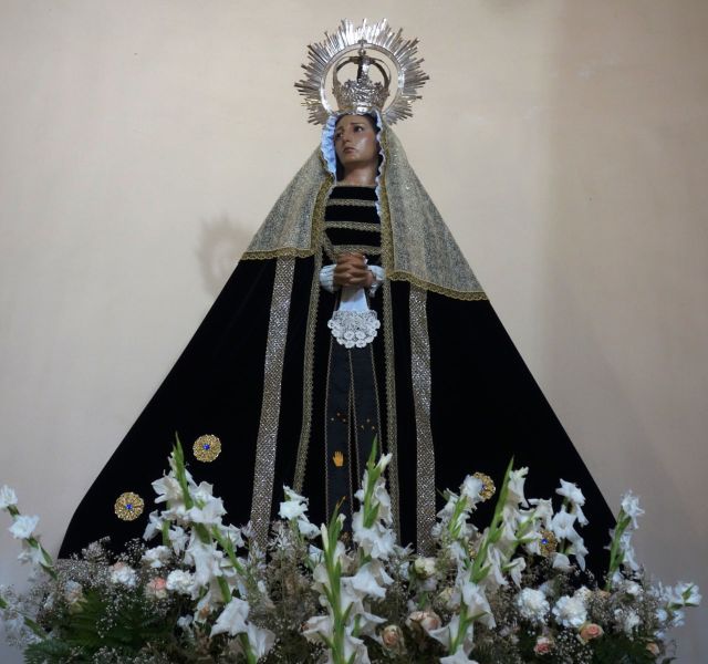 Archivo:Virgen de los Dolores, iglesia de la Concepción, Ohanes, obra de la Escuela Granadina- vestida de luto, con las manos unidas, rostrillo en torno a la cara....jpg