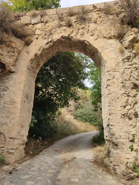 Archivo:Arco principal del acueducto romano de Zazas, Pinos del Valle, Granada..jpg