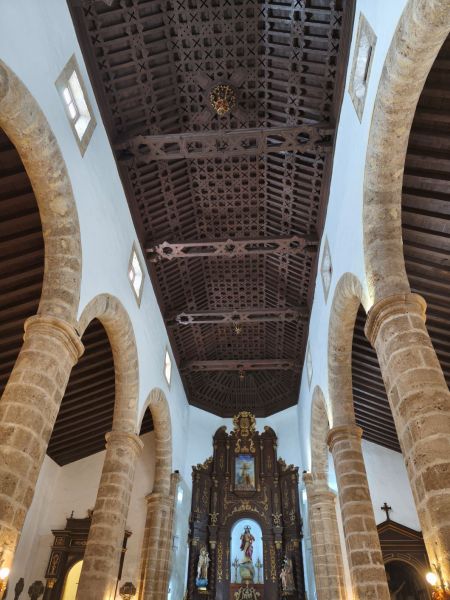 Archivo:Iglesia de S. Ginés, Purchena, Almería. Obra del Reino de Granada III (1492-1833). Nave central y naves laterales..jpg