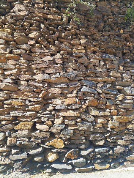 Archivo:Muro elaborado con la técnica de piedra seca, Huéneja, Granada, Región Histórica de Granada. Una parte de la historia de la villa..jpg