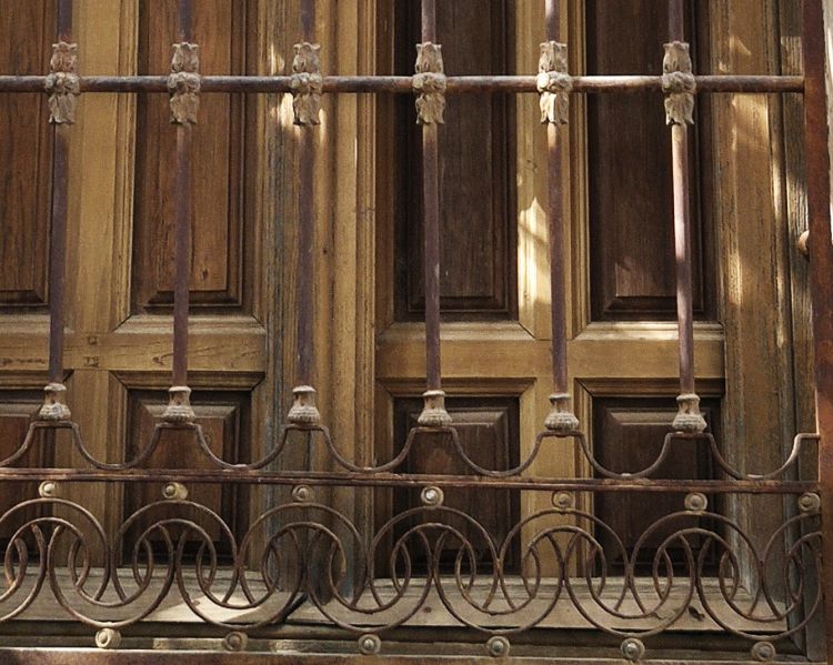 Archivo:Pinos del Valle, Región de Granada, España. Rejería antigua con emplomados decorados en las uniones y cruces de barrotes de hierro...jpg