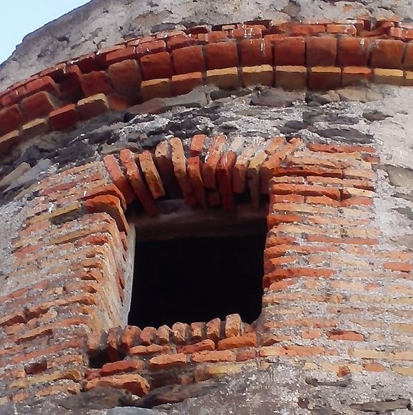 Archivo:Torre o Atalaya del Diablo, Almuñécar, Granada, Región Histórica de Granada. Puerta de acceso, situada en la sala más alta..jpg