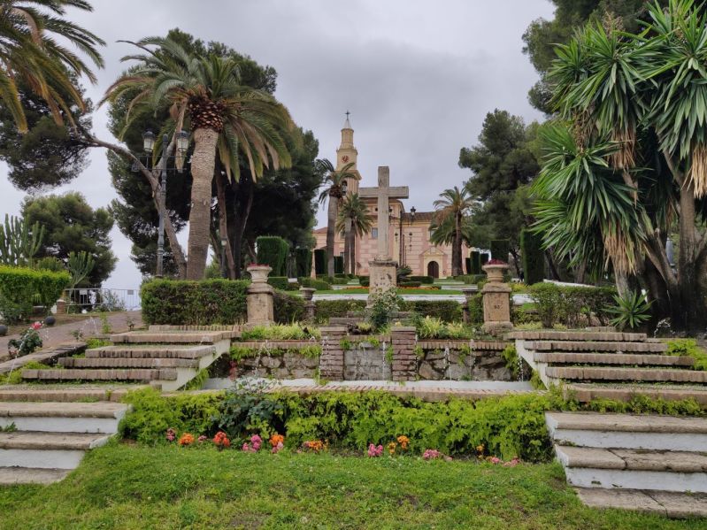 Archivo:El conjunto del castillo y el santuario visto desde los jardines del Cerro de la Virgen. Motril, Granada, Reinos Históricos de Granada, España..jpg