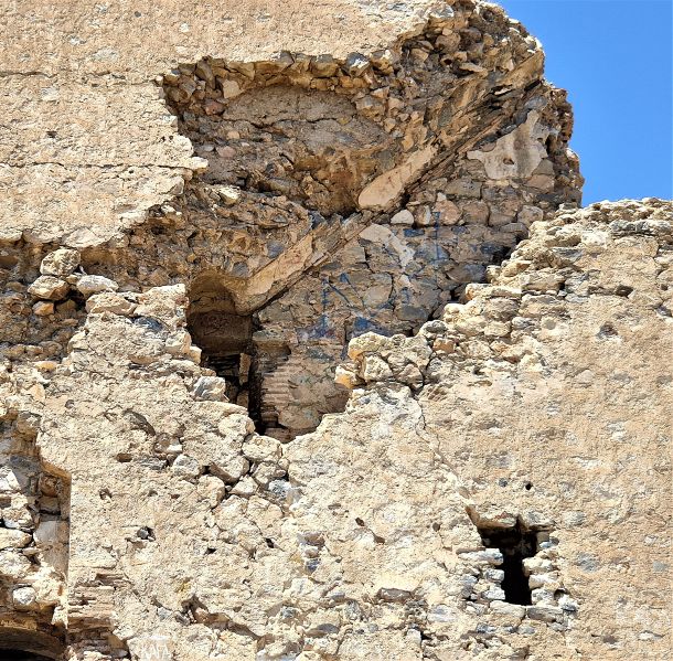 Archivo:Torre del Homenaje del castillo de Castell de Ferro, Reino de Granada II o Nazarí, escalera de acceso desde la segunda planta a la terraza. La parte exterior del muro se desplomó dejándola vista..jpg