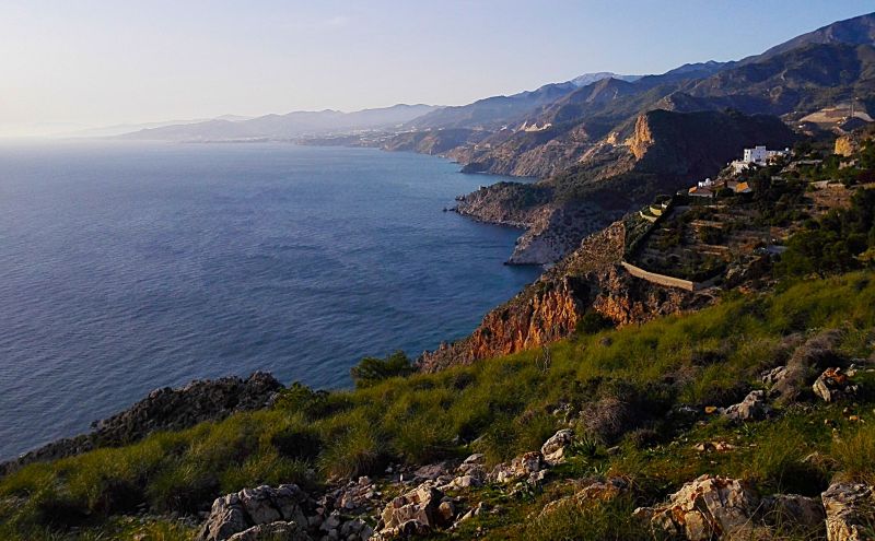 Archivo:Vista de la costa occidental del Reino de Granada, hoy provincia de Málaga. Las provincias no se crearon hasta 1833. A lo lejos se ven otras atalayas de Maro, Nerja....jpg