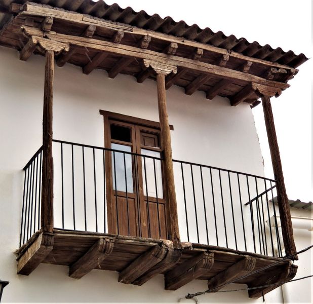 Archivo:Ferreira, Región de Granada Histórica. Balcón tradicional donde predomina un excelente trabajo en madera..jpg