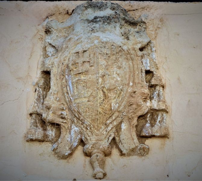 Archivo:Bédar, Almería, Región Histórica de Granada, España. Escudo eclesiástico del periodo del Reino de Granada III situado sobre la puerta de la iglesia..jpg