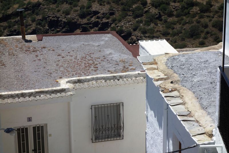 Archivo:Bayárcal, Almería, Región Histórica de Granada. Terraos de las viviendas, impermeabilizados con una tierra especial llamada launa..jpg