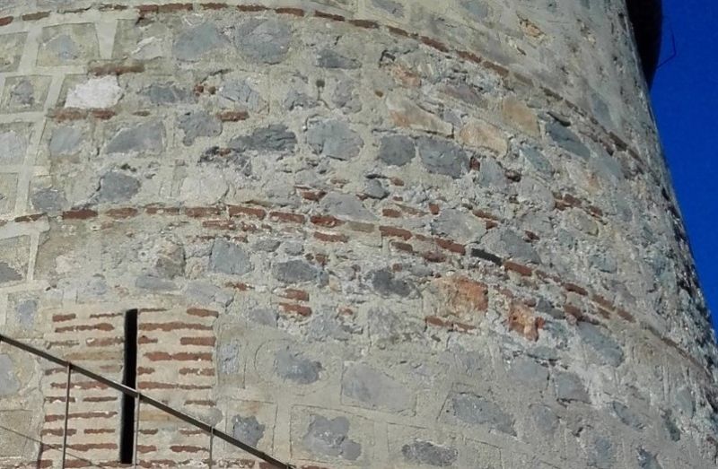 Archivo:Torre-atalaya de la Mona, Almuñécar, Granada, obra del Reino de Granada III Cristiano u Occidental. Detalle de la fábrica de los muros de mampostería con anillos y refuerzos de ladrillo..jpg