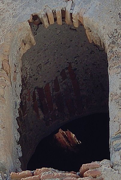 Archivo:Atalaya de Velilla, Reino de Granada III. Puerta de acceso, que está orientada hacia el norte..jpg