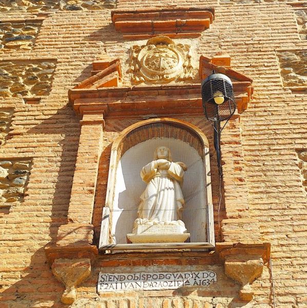 Archivo:Iglesia de la Anunciación, hornacina sobre la portada de los pies, Mudéjar Granadino y Barroco, obra del Reino de Granada III. Huéneja, Granada, Región Histórica de Granada, España..jpg