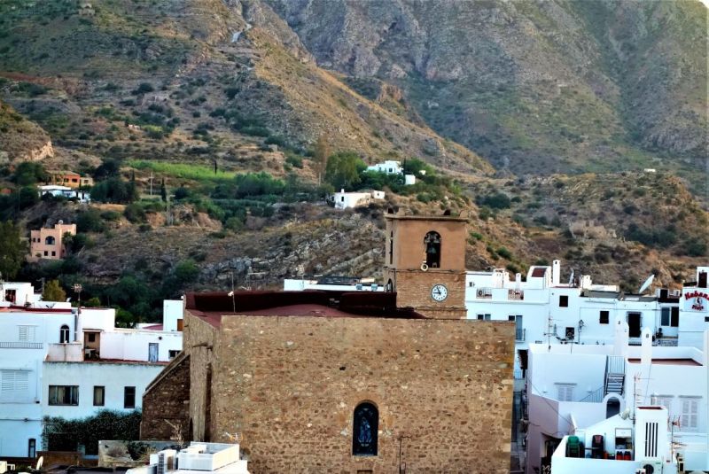 Archivo:Vista de la parte más elevada de Mojácar desde la zona del castillo. Región Histórica de Granada..jpg