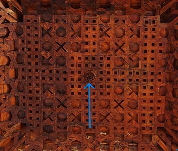 Archivo:Almócita, Alpujarra, Almería, Región de Granada o Andalucía Oriental. Iglesia parroquial, obra del Reino de Granada III. Armadura de la capilla mayor. Almizate con piña de mocárabes en el centro..jpg