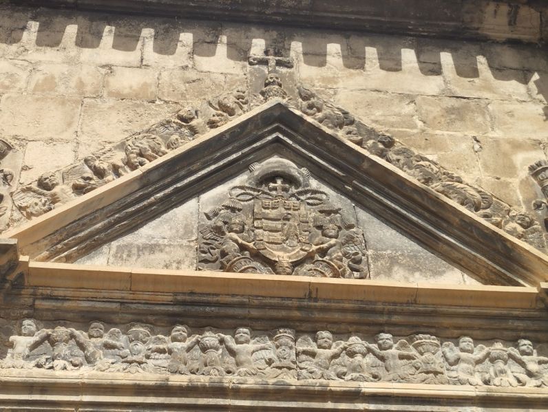 Archivo:Castril de la Peña, Granada, Región de Granada, España. Iglesia de la Virgen de los Ángeles, obra del Reino de Granada III o Cristiano. Entablamento y frontón triangular de la Puerta del Sol..jpg