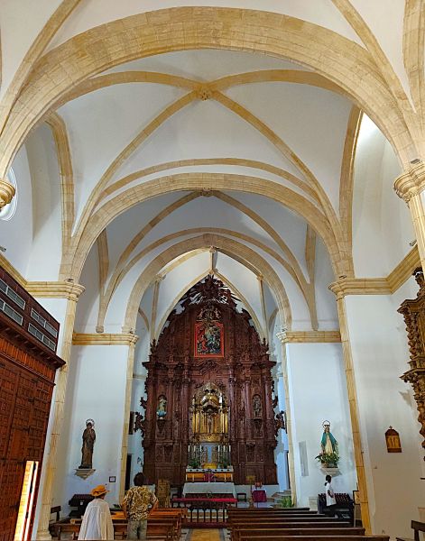 Archivo:Iglesia-fortaleza de Vera, dedicada a la Encarnación, Almería, Región Histórica de Granada. Interior con la nave y al fondo la capilla mayor o presbiterio. Estilo Gótico final..jpg