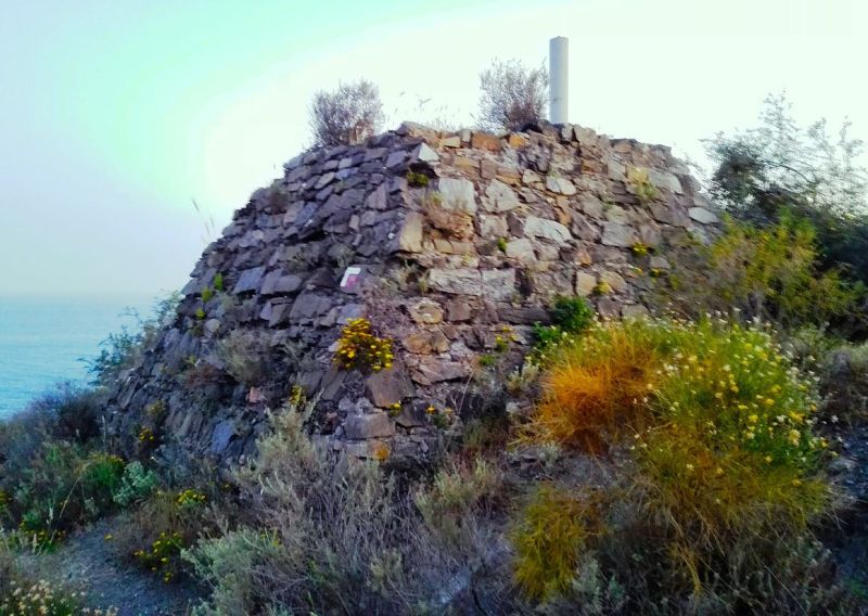 Archivo:Atalaya o Torre de Enmedio, situada entre Almuñécar y Salobreña. Obra de los Reinos de Granada II o Nazarí y III o Cristiano. .jpg